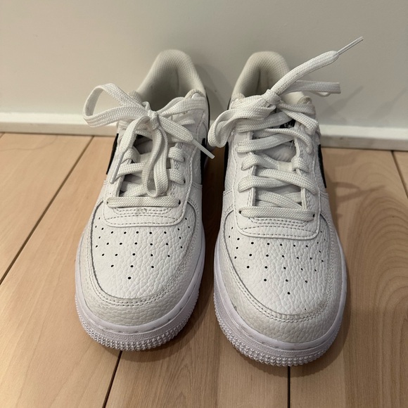 Kids White Air Force 1 LE Big Kids Sneakers - Picture 2 of 4